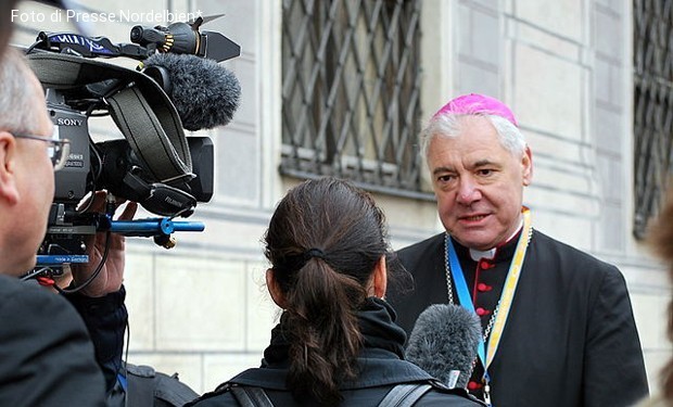 Trieste, passerella per la curia anti-bergogliana. Con qualche contestazione